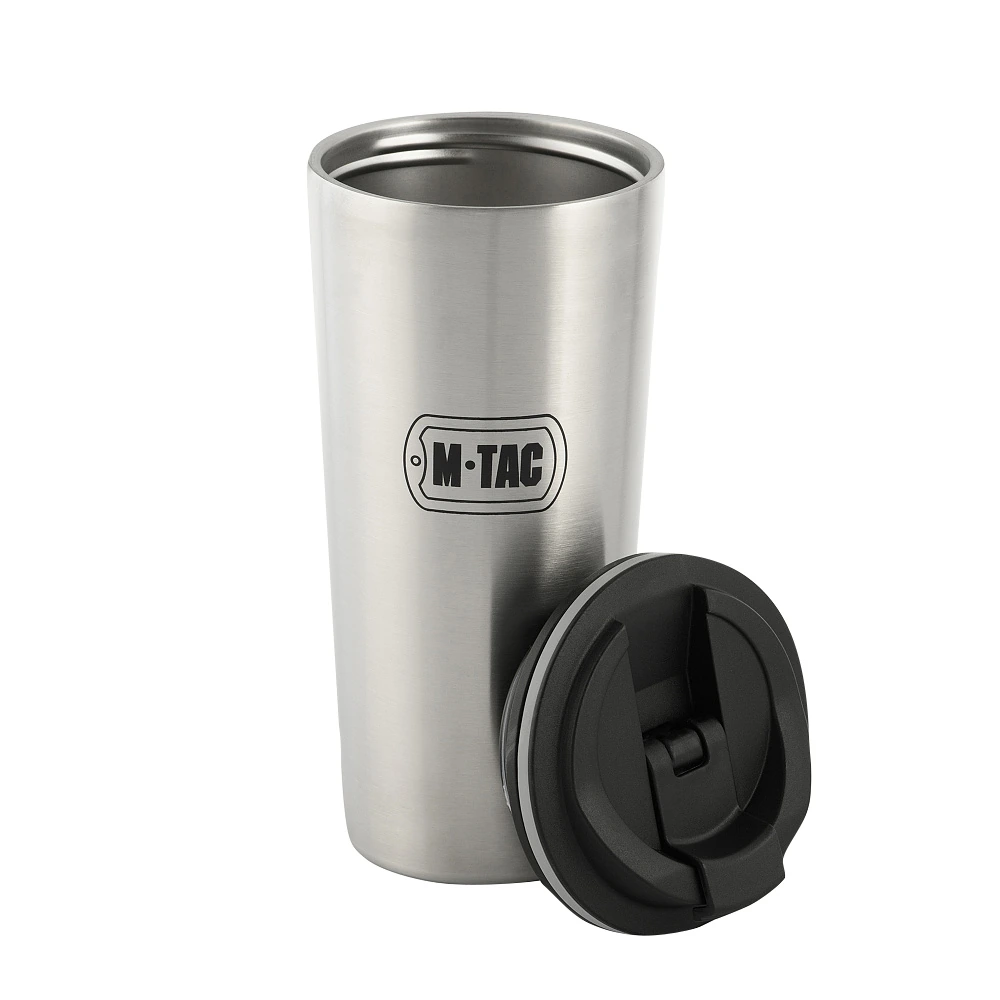 Kubek termiczny M-Tac 450 ml z pokrywką obok korpusu